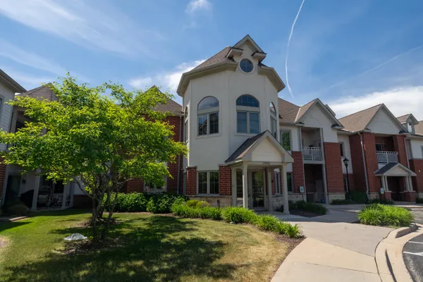 $519,500 | 17490 Crest Hill Drive, Unit 10, Brookfield, WI 53045