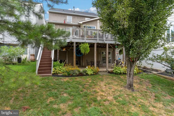 a view of a house with backyard and garden