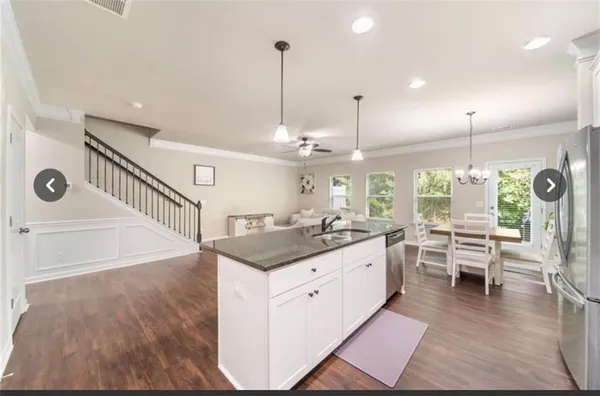 a large kitchen with kitchen island a large island in it