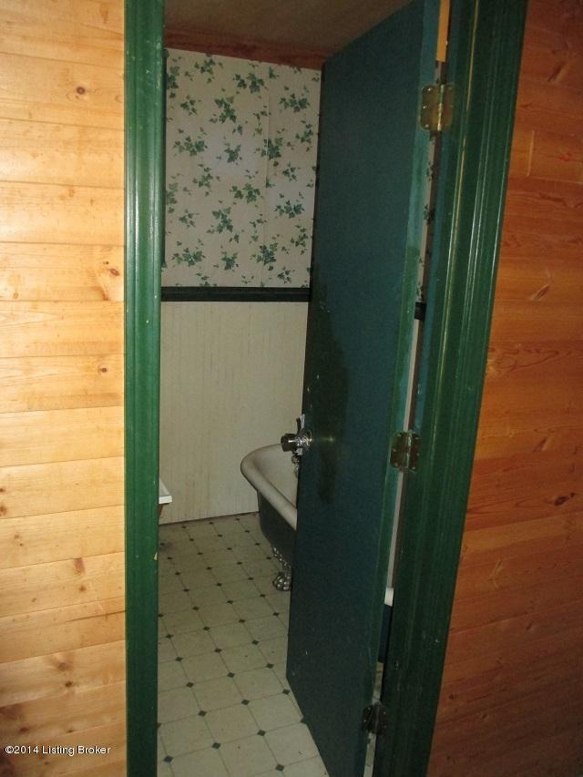 14500 Oldham Acres Road Prospect, KY 40059 - Photo 15 of 27 looking at 2nd fl bath