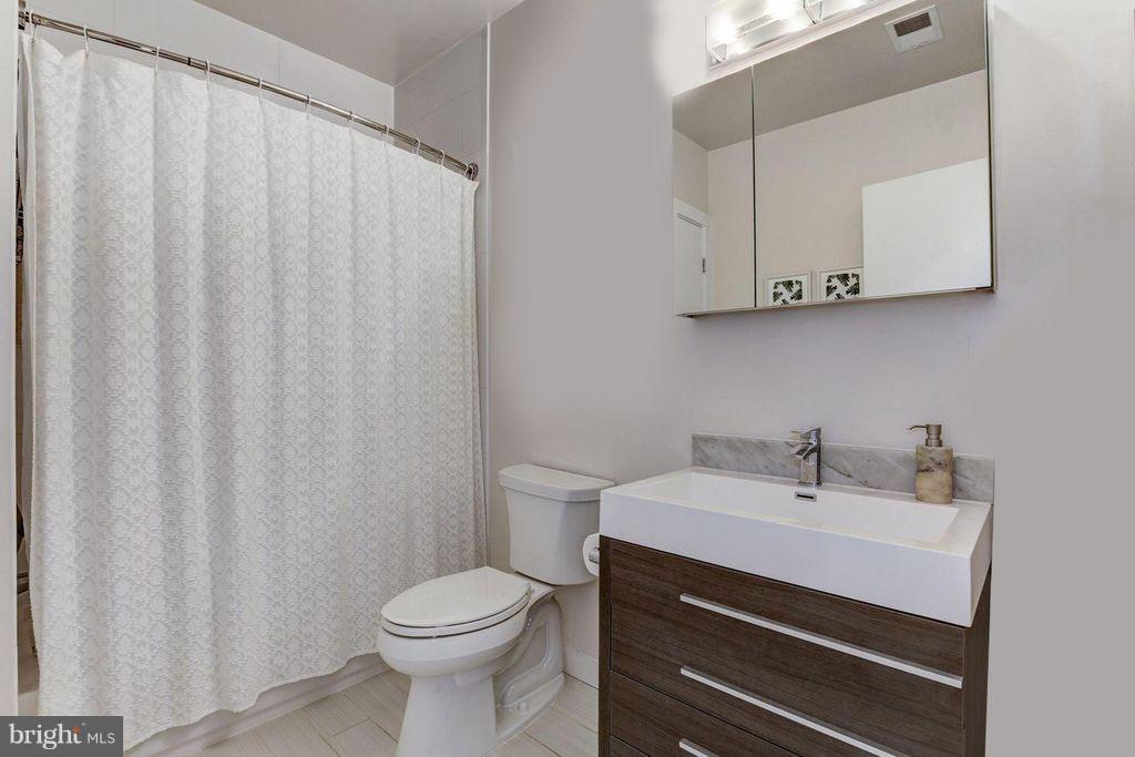 435 R Street Northwest, Unit 401 Washington, DC 20001 - Photo 7 of 18 Updated Full Bathroom