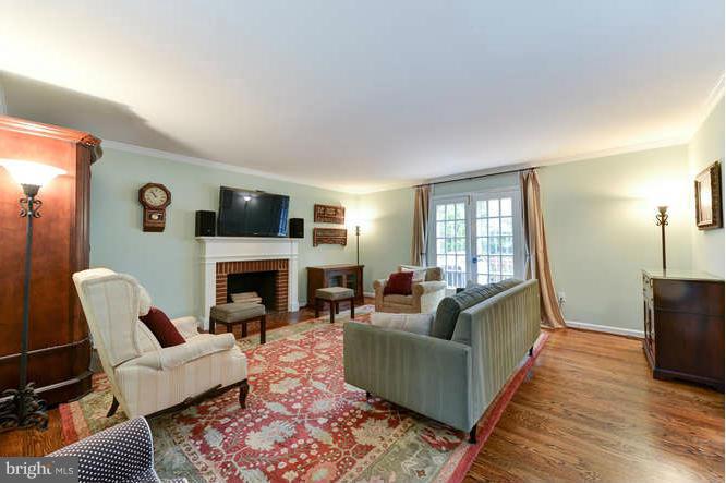 4816 24th Road North Arlington, VA 22207 - Photo 5 of 22 Living Room