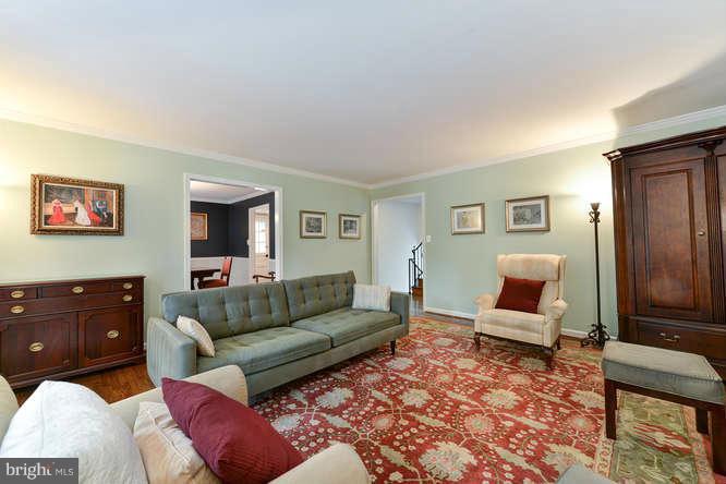 4816 24th Road North Arlington, VA 22207 - Photo 6 of 22 Living Room