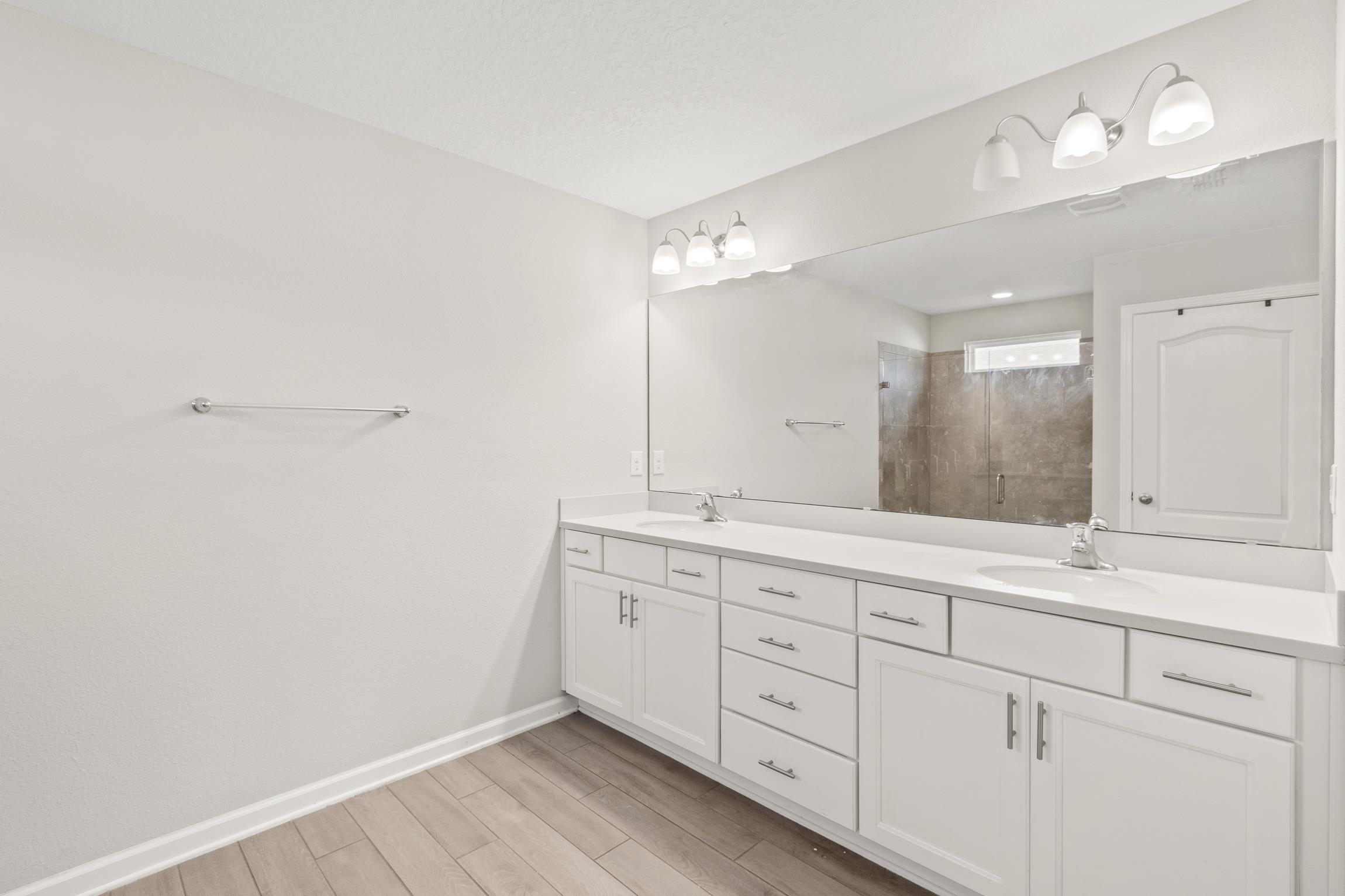 392 South Hamilton Springs Road St. Augustine, FL 32084 - Photo 17 of 29 a bathroom with a sink and a mirror