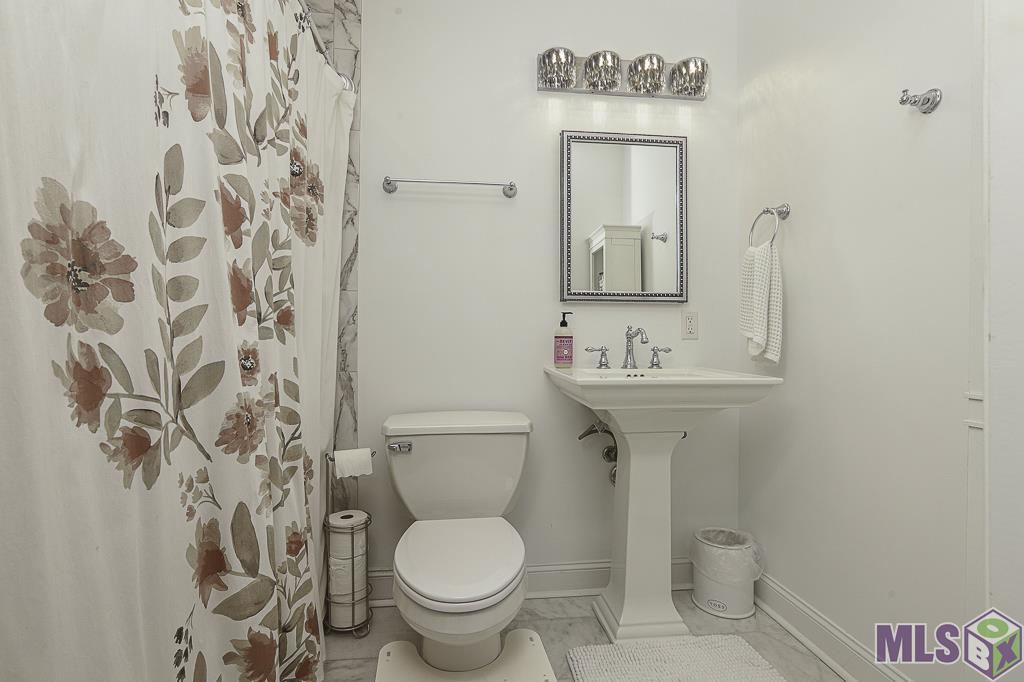 710 East Boyd Drive, Unit 901 Baton Rouge, LA 70808 - Photo 23 of 26 Upstairs Bathroom
