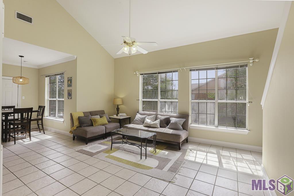 710 East Boyd Drive, Unit 901 Baton Rouge, LA 70808 - Photo 4 of 26 Living room