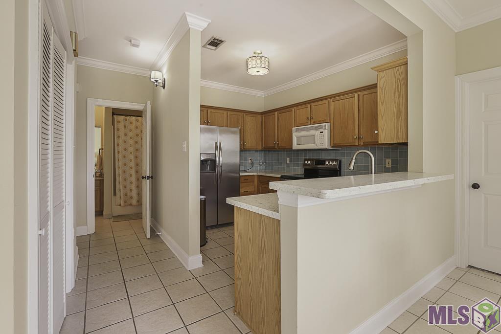 710 East Boyd Drive, Unit 901 Baton Rouge, LA 70808 - Photo 9 of 26 Kitchen