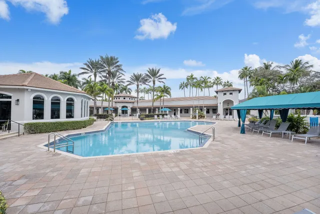 a view of a swimming pool with seating space