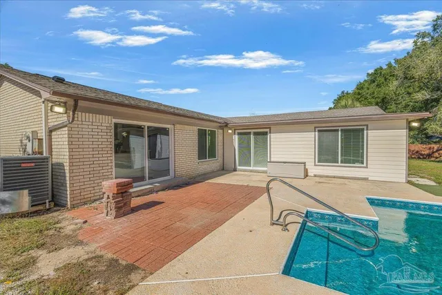 a view of a backyard