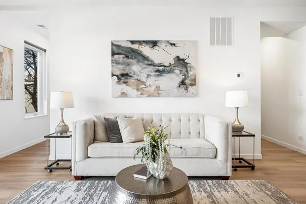 $3,050 | 204 South Leavitt Street, Unit 204, Chicago, IL 60612