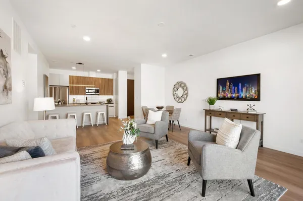 $3,050 | 204 South Leavitt Street, Unit 204, Chicago, IL 60612