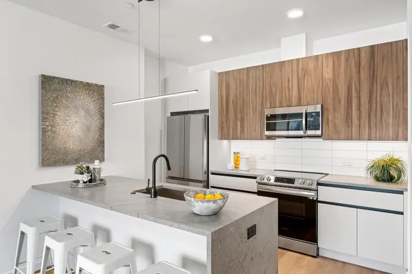 $3,050 | 204 South Leavitt Street, Unit 204, Chicago, IL 60612