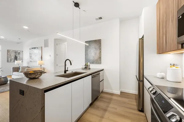 $3,050 | 204 South Leavitt Street, Unit 204, Chicago, IL 60612