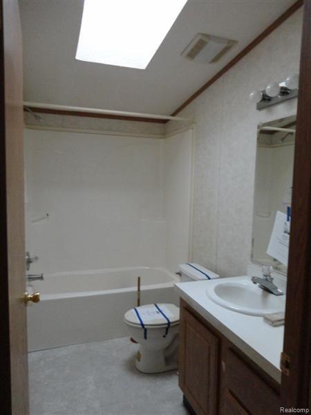 6415 East Farrand Road Millington, MI 48746 - Photo 16 of 34 2nd_Bath.jpg