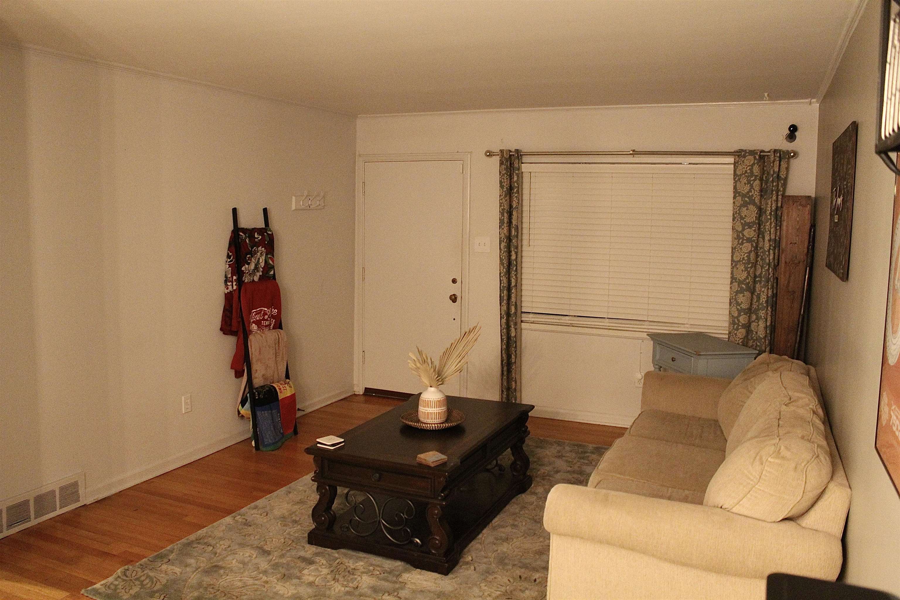 1715 Capri Road Memphis, TN 38117 - Photo 11 of 18 a living room with furniture