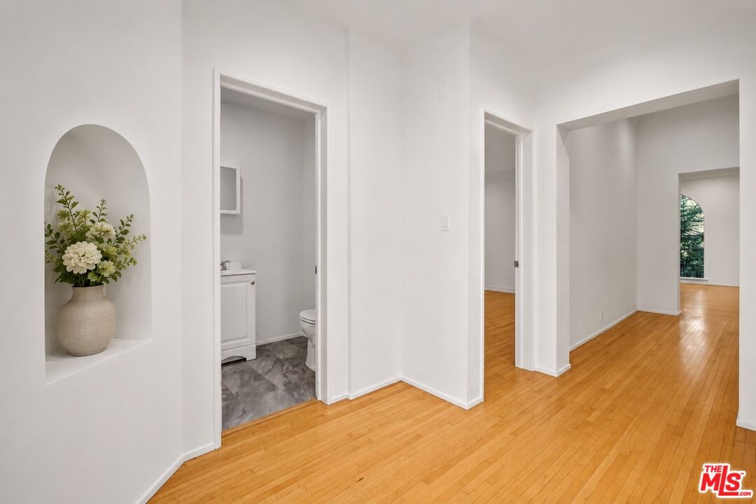 207 South Reeves Drive Beverly Hills, CA 90212 - Photo 13 of 27