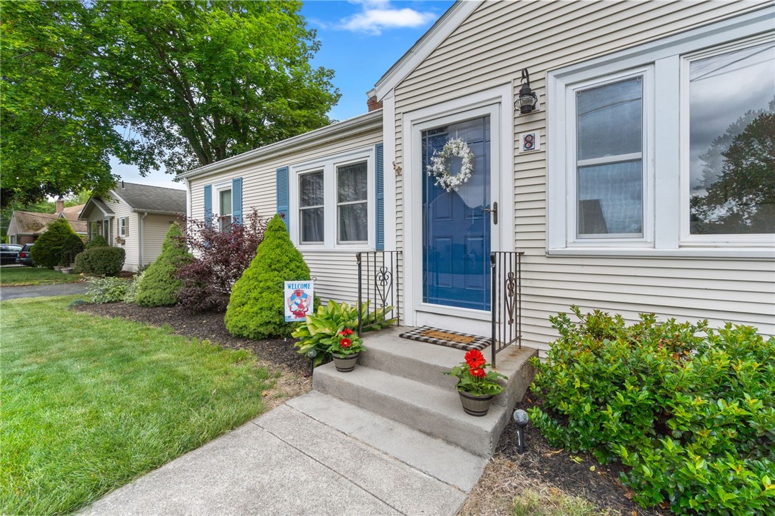 8 Keane Street Lincoln, RI 02865 - Photo 3 of 31