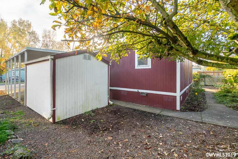 775 Hoffman Road Northeast, Unit 4 Salem, OR 97301 - Photo 5 of 23 a backyard of a house with lots of green space