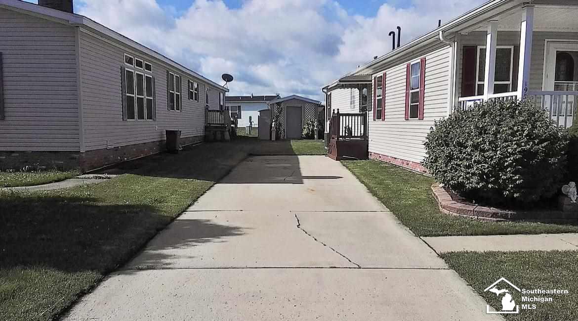 19559 Maplegrove Road Gibraltar, MI 48173 - Photo 3 of 30