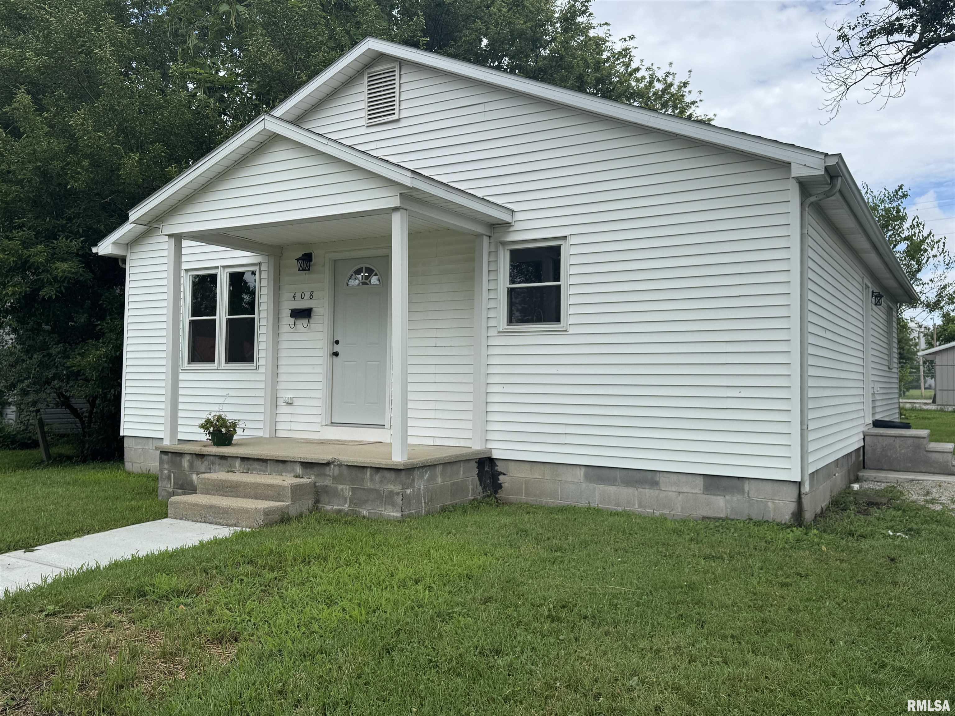 408 West 5th Street Flora, IL 62839 - Photo 2 of 34