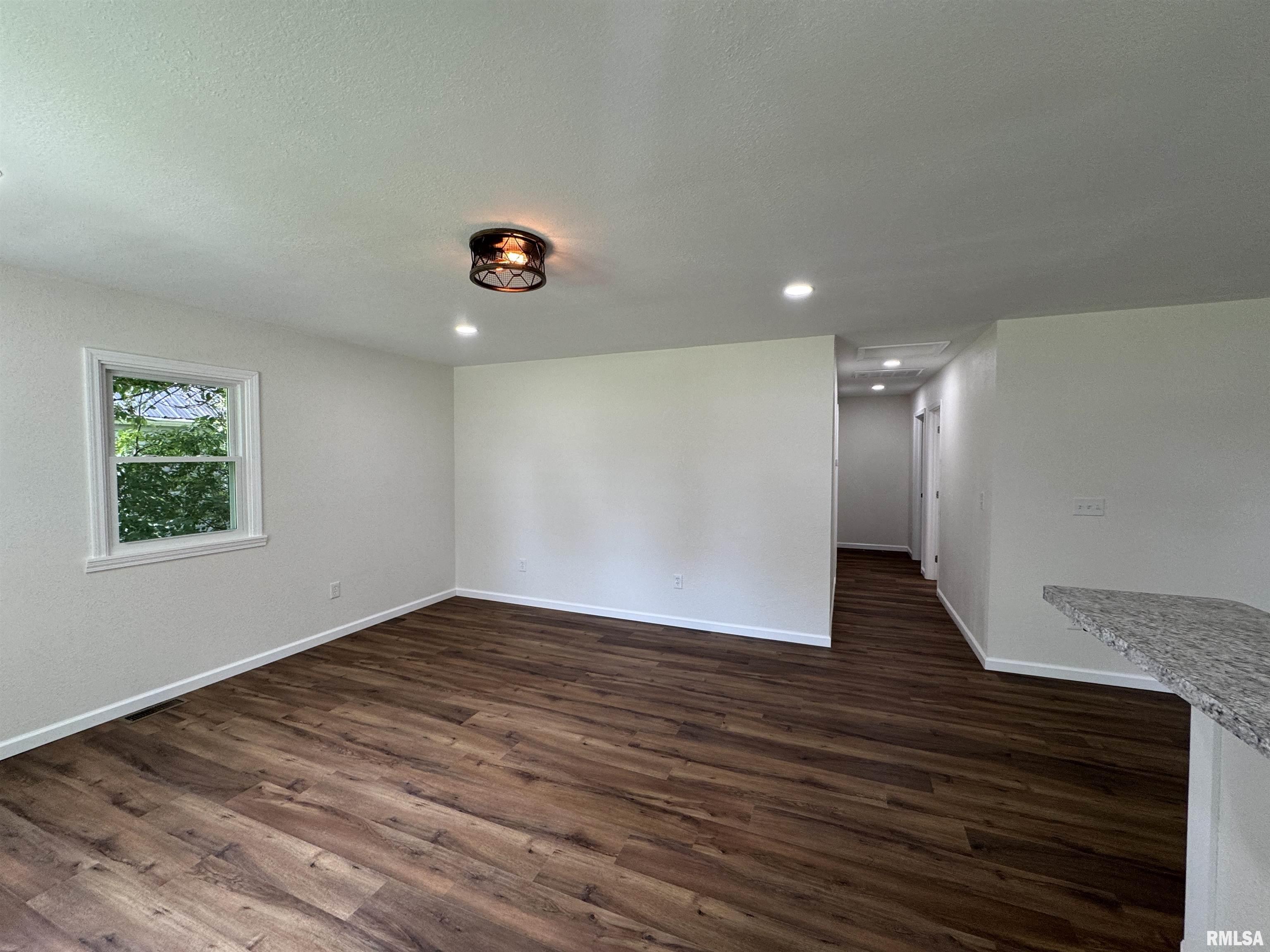 408 West 5th Street Flora, IL 62839 - Photo 3 of 34