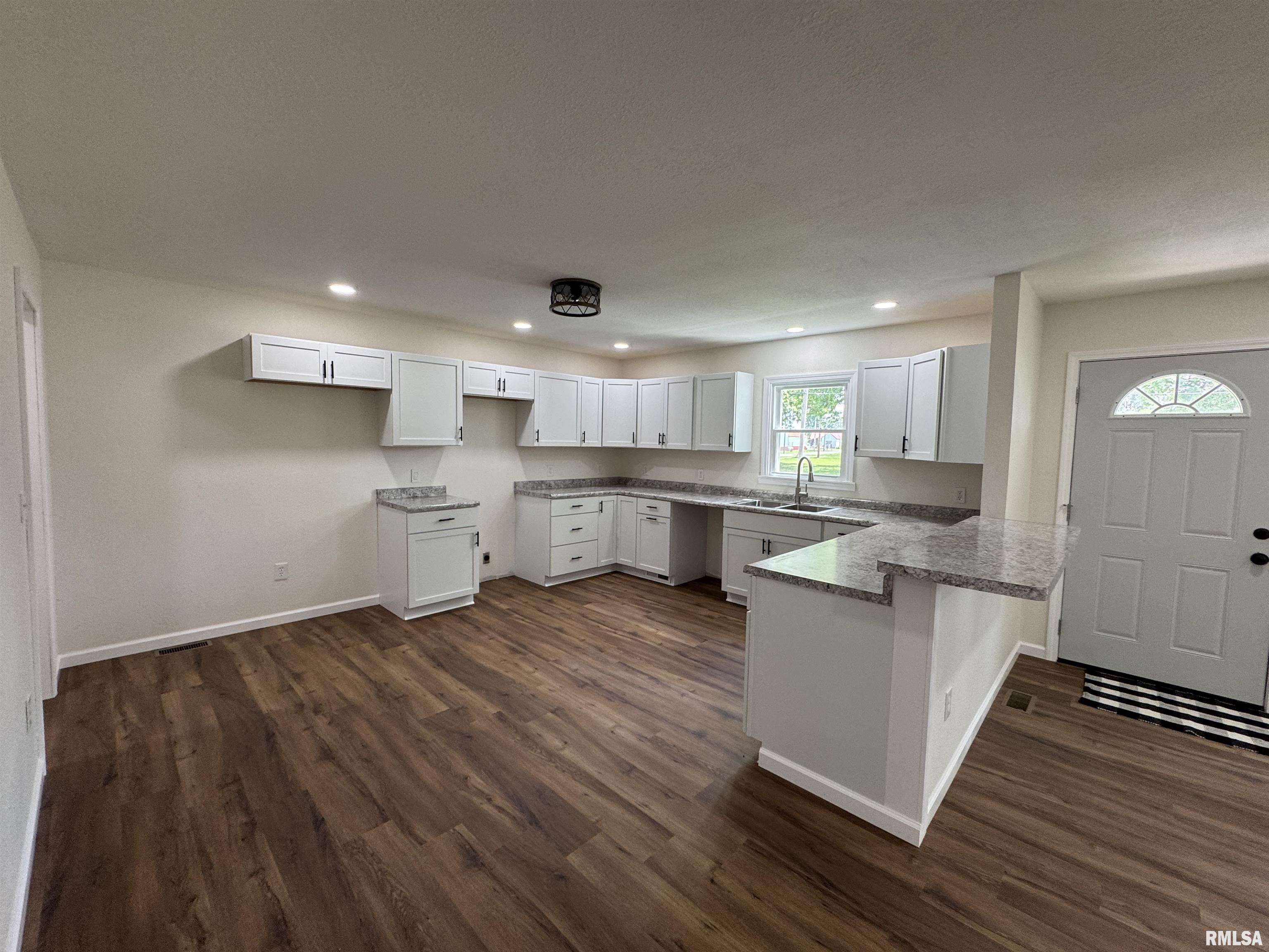 408 West 5th Street Flora, IL 62839 - Photo 6 of 34