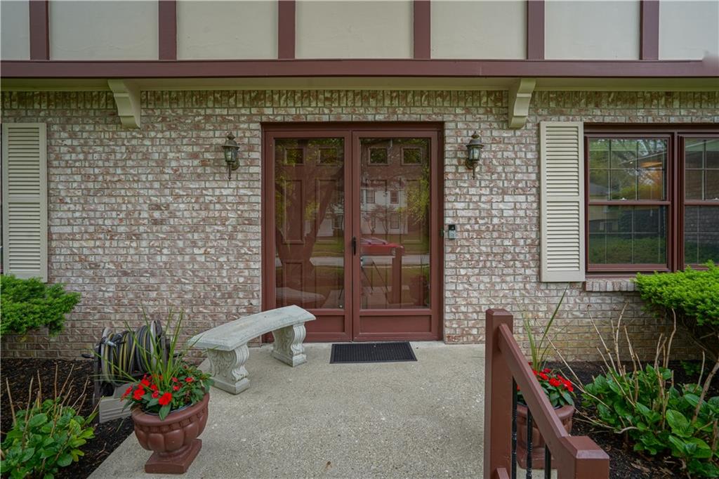 8716 Lancaster Road Indianapolis, IN 46260 - Photo 4 of 49 Gallery Image 4