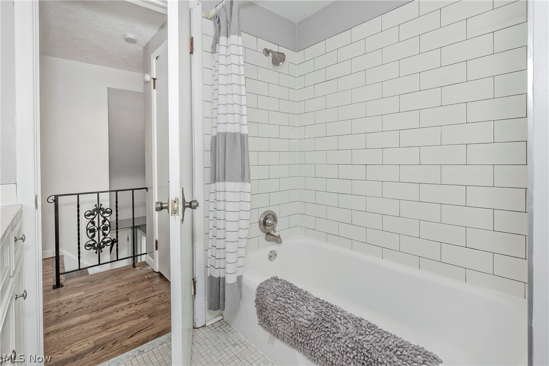 3662 Winchell Road Beachwood, OH 44122 - Photo 25 of 46 Full Bathroom with hall access and shower / bath combo