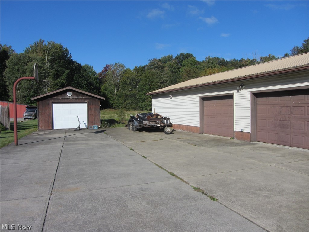 1049 Ridge Road Vienna, OH 44473 - Photo 4 of 31 Attached Garage