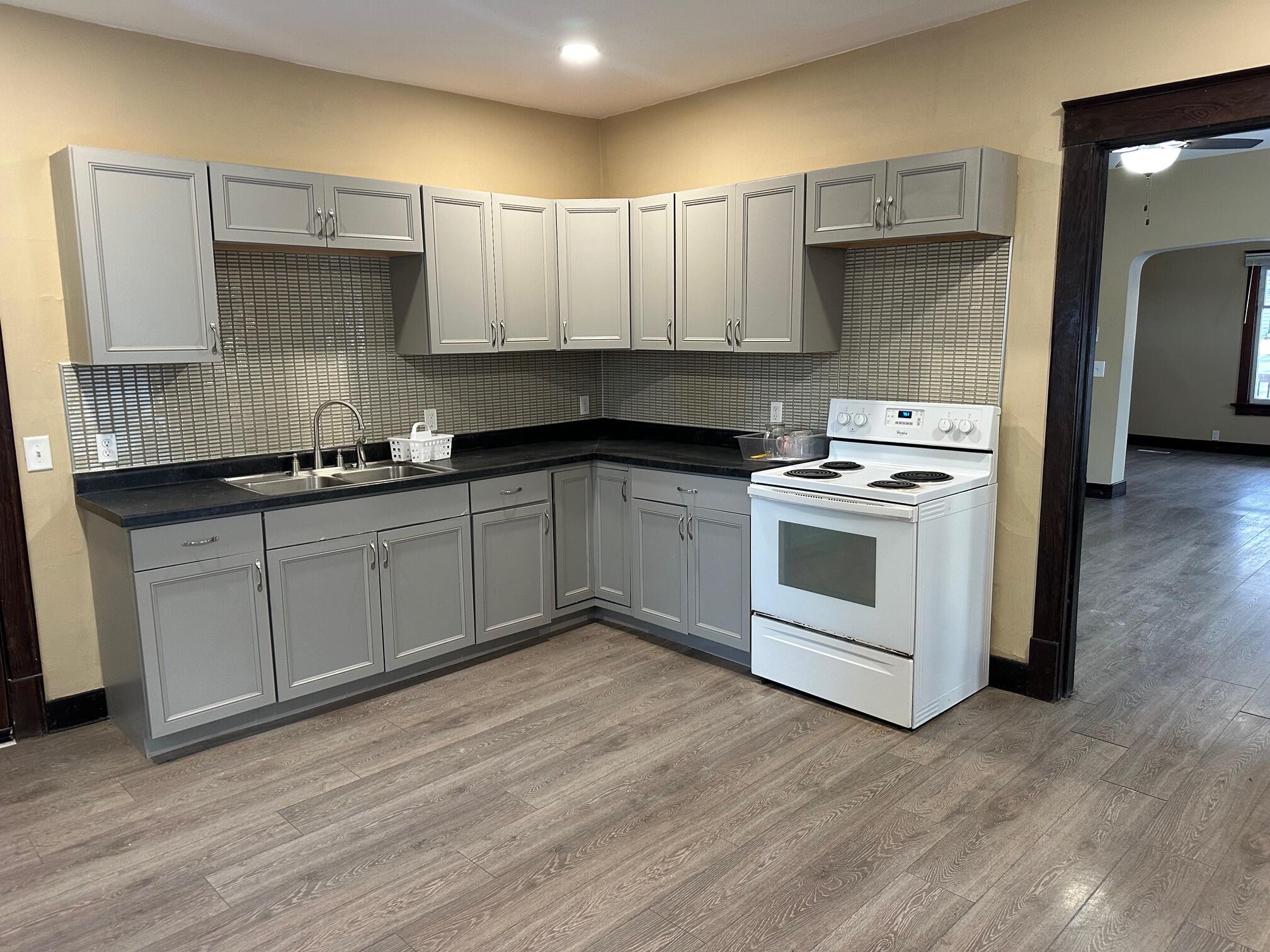 1634 South 10th Street Manitowoc, WI 54220 - Photo 3 of 16 IMG_2355 (1)