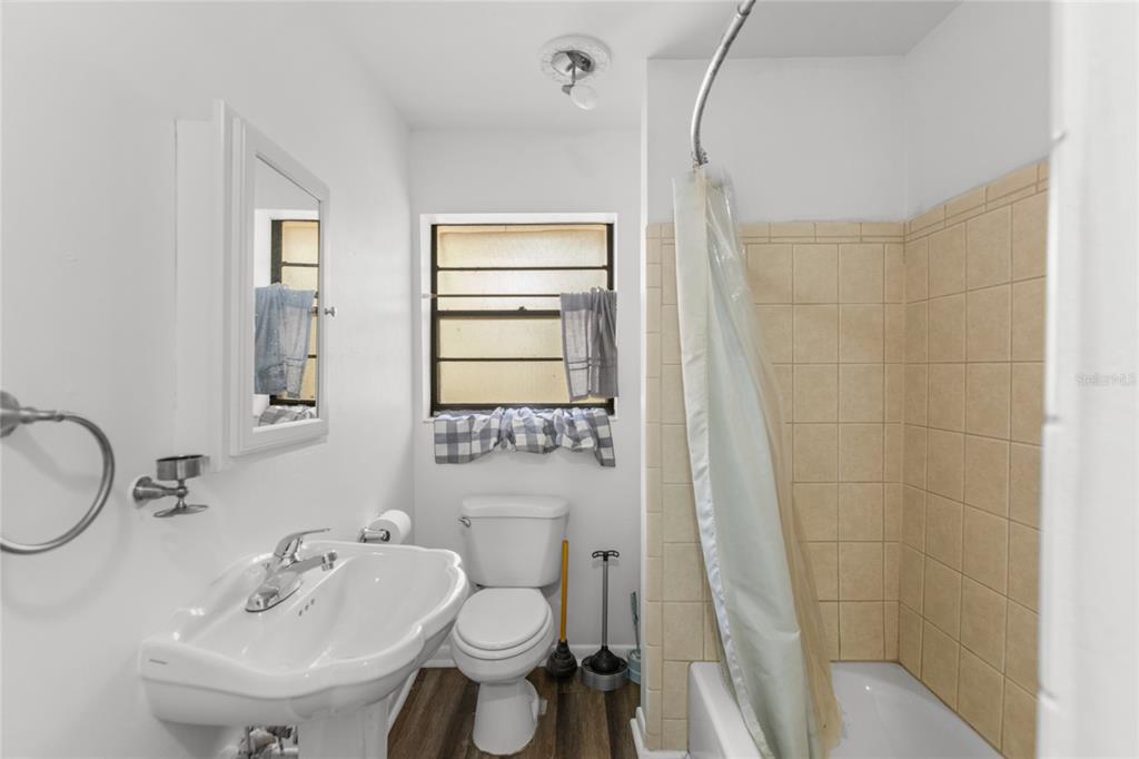 730 Highway 26 Melrose, FL 32666 - Photo 68 of 80 a bathroom with a sink toilet and shower