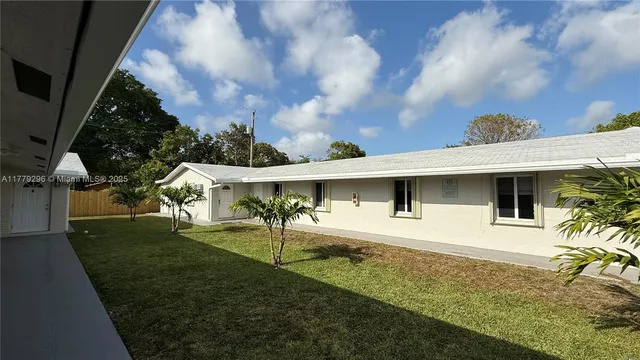 a view of a house with backyard and garden