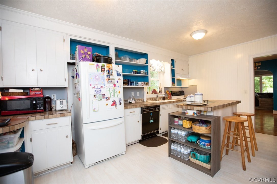 1213 West Osborn Road Farmville, VA 23901 - Photo 15 of 37 a kitchen with stainless steel appliances a stove a refrigerator and a refrigerator
