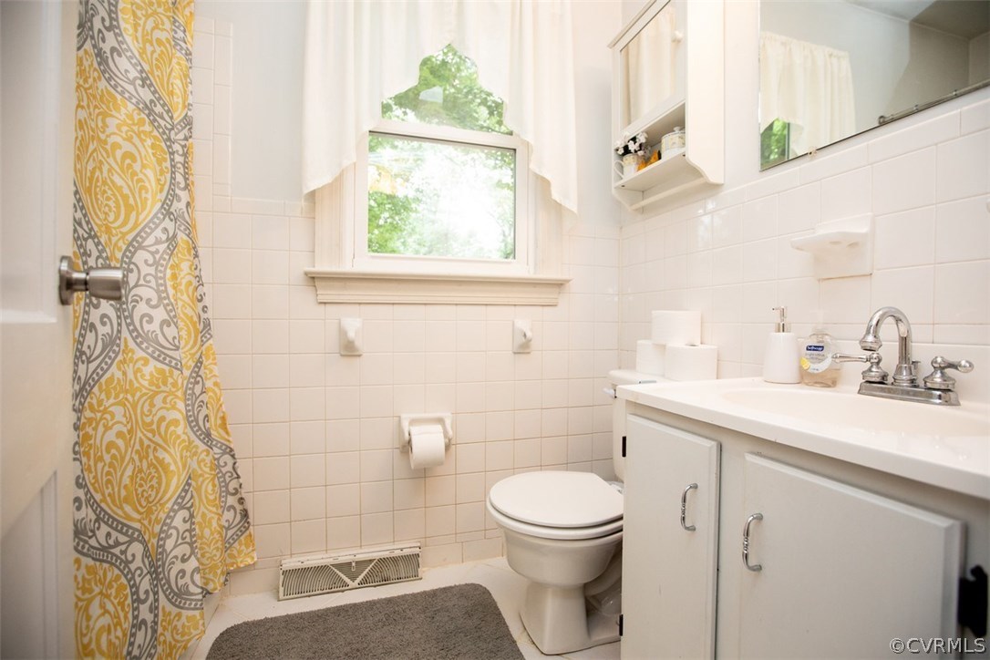 1213 West Osborn Road Farmville, VA 23901 - Photo 19 of 37 a bathroom with a toilet sink and mirror