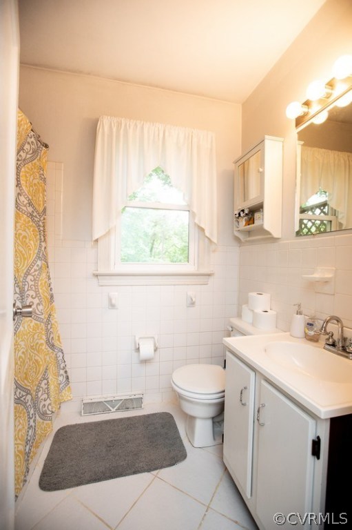 1213 West Osborn Road Farmville, VA 23901 - Photo 20 of 37 a bathroom with a sink toilet and mirror