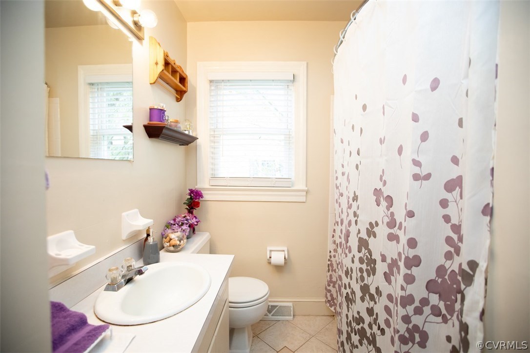 1213 West Osborn Road Farmville, VA 23901 - Photo 28 of 37 a bathroom with a sink toilet and a mirror