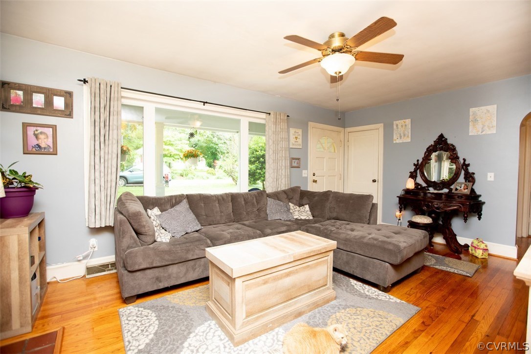 1213 West Osborn Road Farmville, VA 23901 - Photo 6 of 37 a living room with furniture and a large window