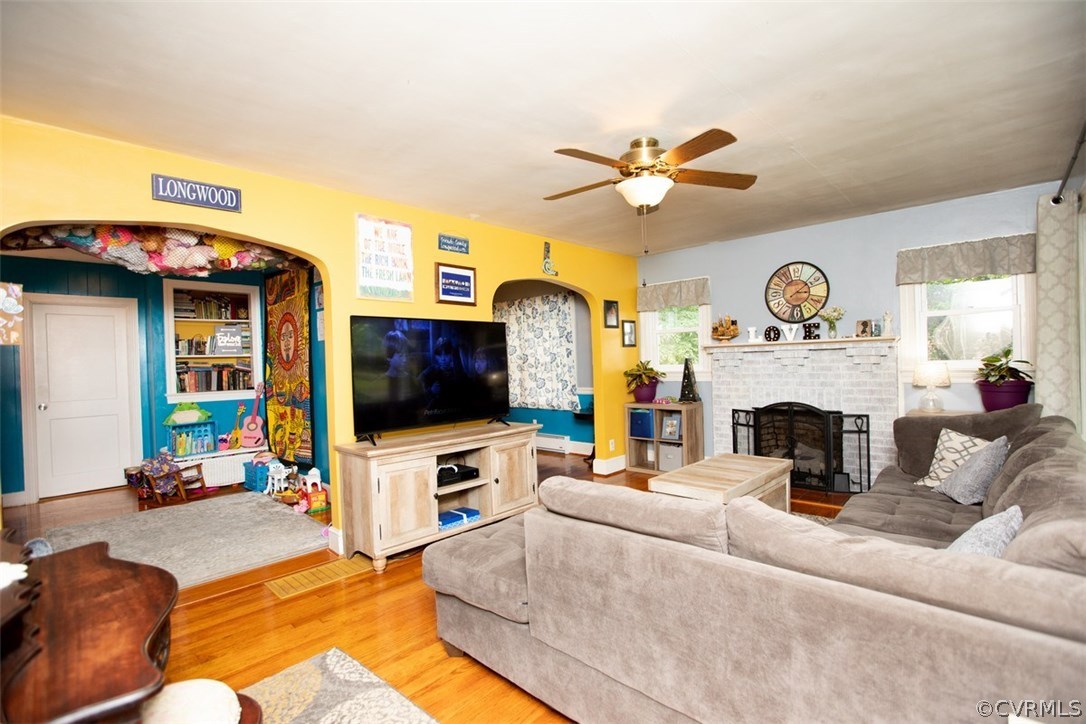 1213 West Osborn Road Farmville, VA 23901 - Photo 10 of 37 a living room with furniture and a flat screen tv