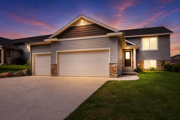 $329,900 | 280 Highlands Avenue, Zumbrota, MN 55992