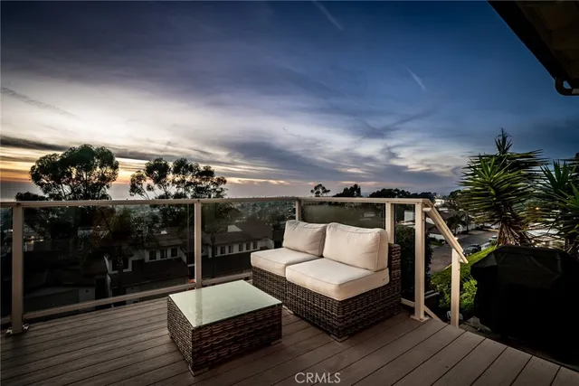 a view of sitting area with furniture