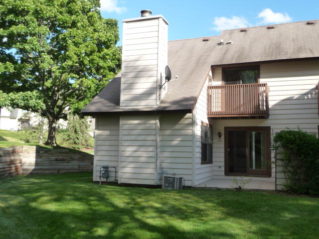 694 Chandler Road Gurnee, IL 60031 - Photo 16 of 16 a view of a back yard of the house