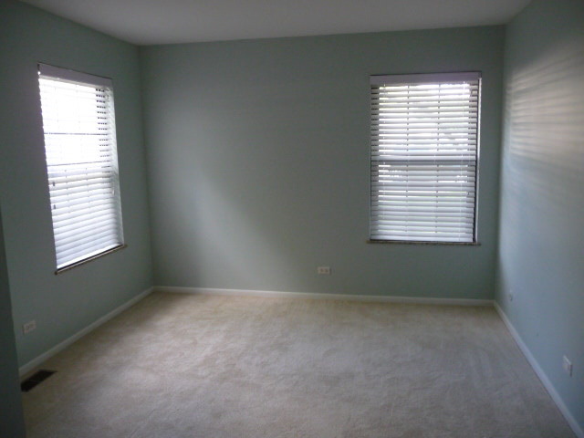 694 Chandler Road Gurnee, IL 60031 - Photo 7 of 16 a view of an empty room with a window