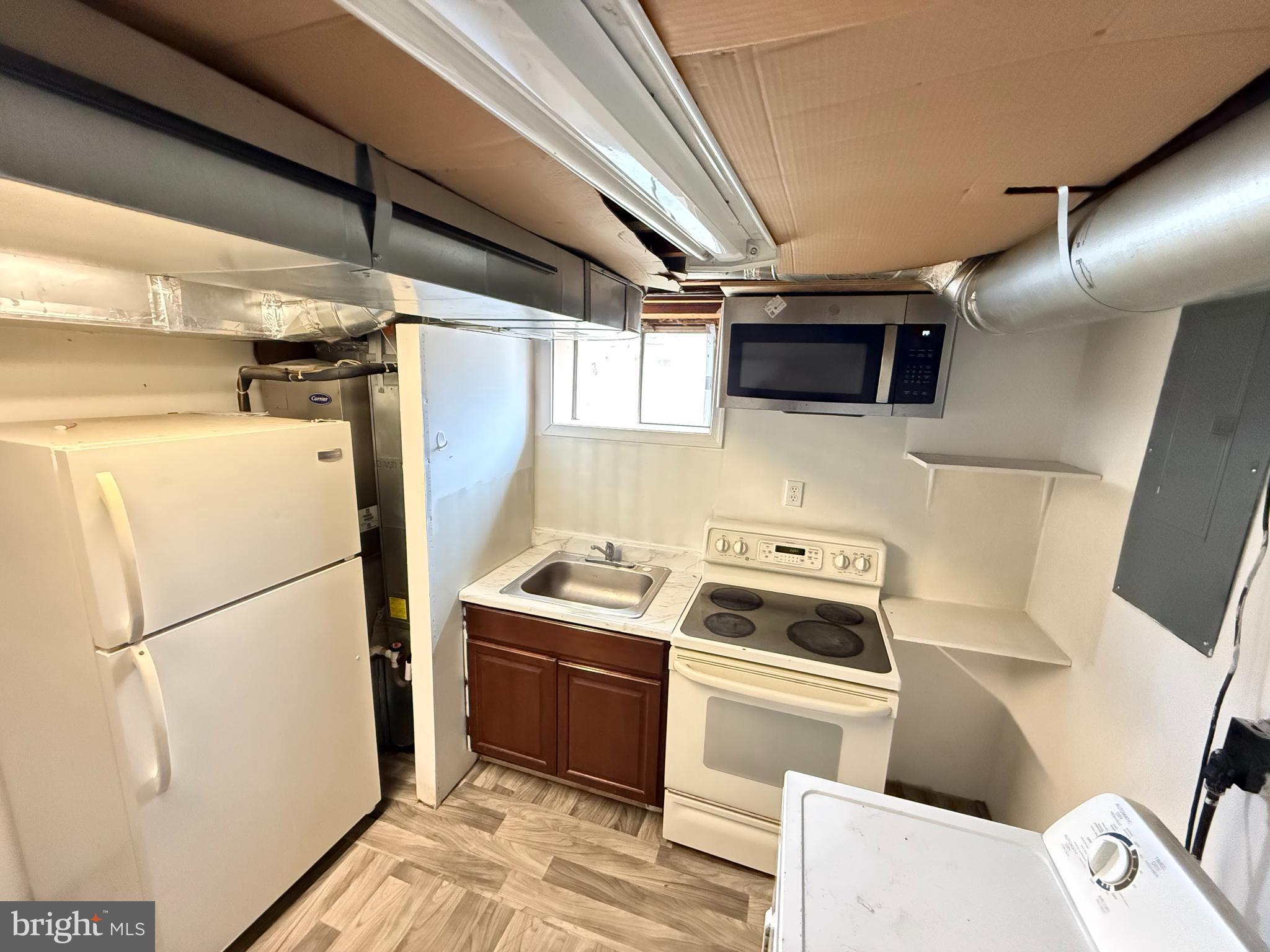 15205 Michigan Rd. Woodbridge, VA 22191 - Photo 16 of 20 a kitchen with a refrigerator sink and stove