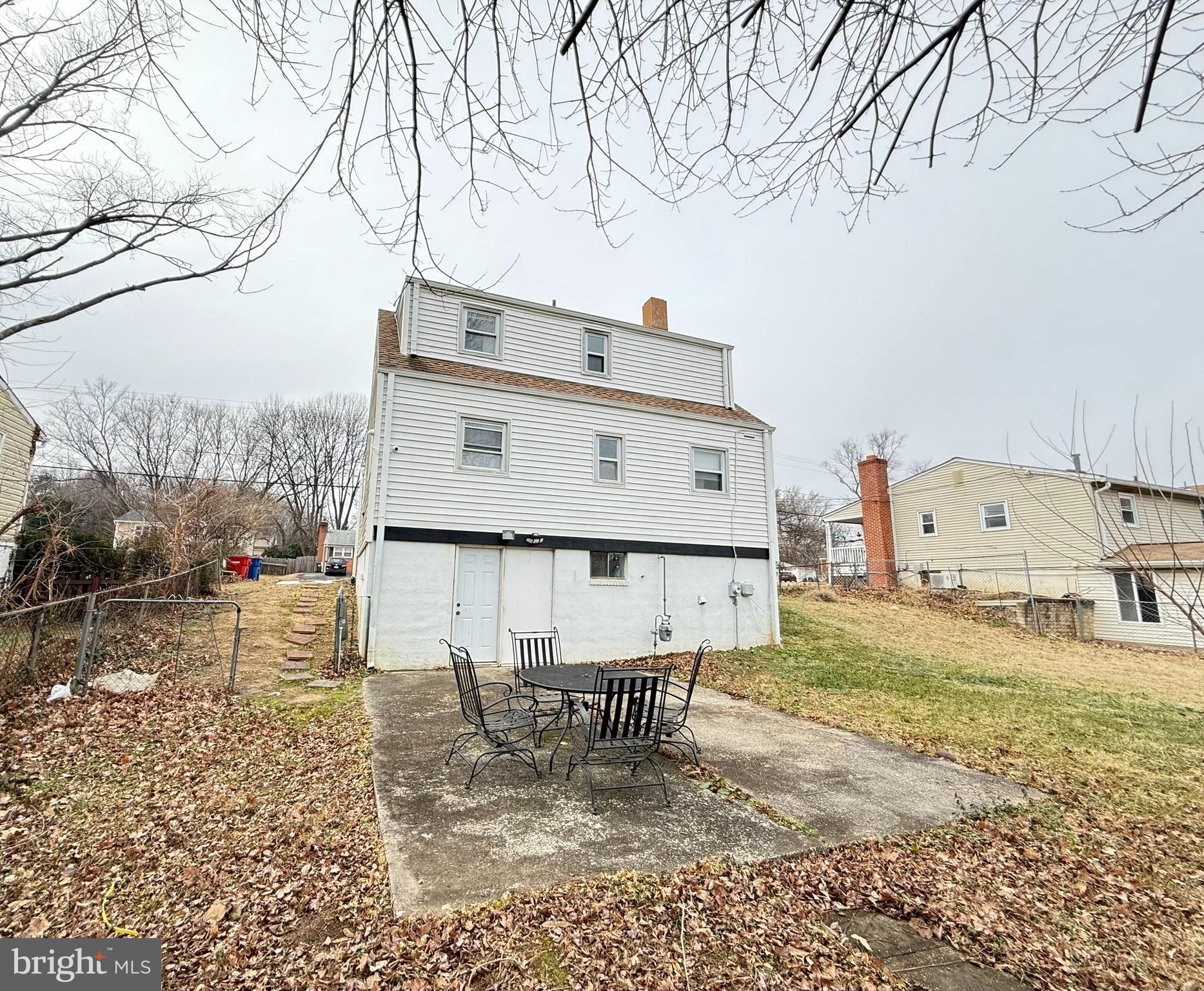 15205 Michigan Rd. Woodbridge, VA 22191 - Photo 2 of 20 a backyard of a house with table and chairs