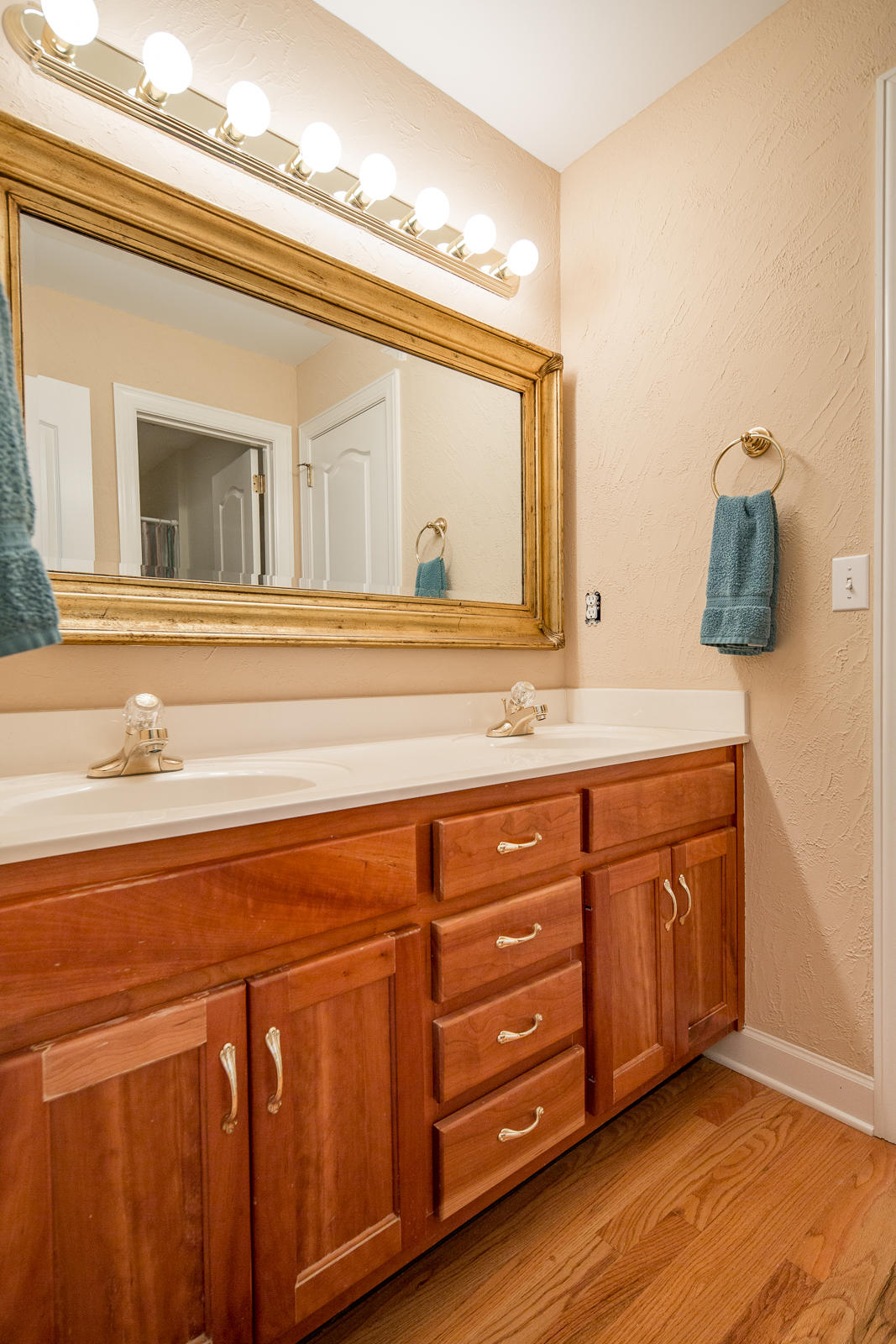 6410 Cheltenham Road South Hixson, TN 37343 - Photo 25 of 32 Upstairs Bath