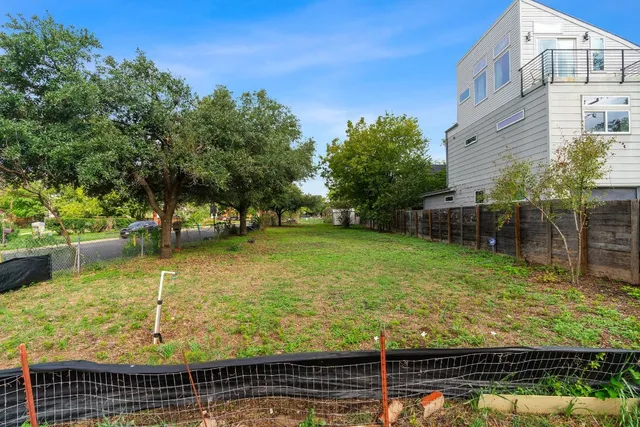 $1,075,000 | 1800 East Martin Luther King Jr Boulevard, Austin, TX 78722