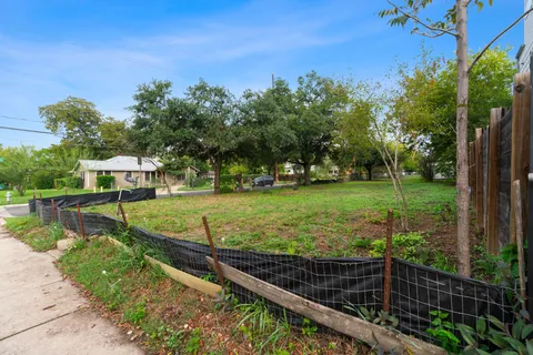 $1,075,000 | 1800 East Martin Luther King Jr Boulevard, Austin, TX 78722