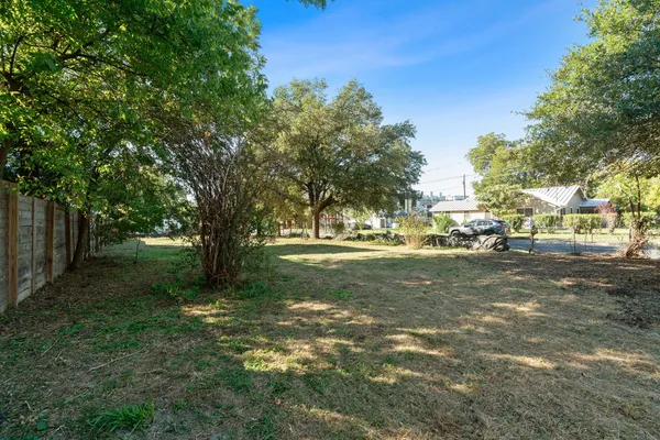 a view of yard with green space