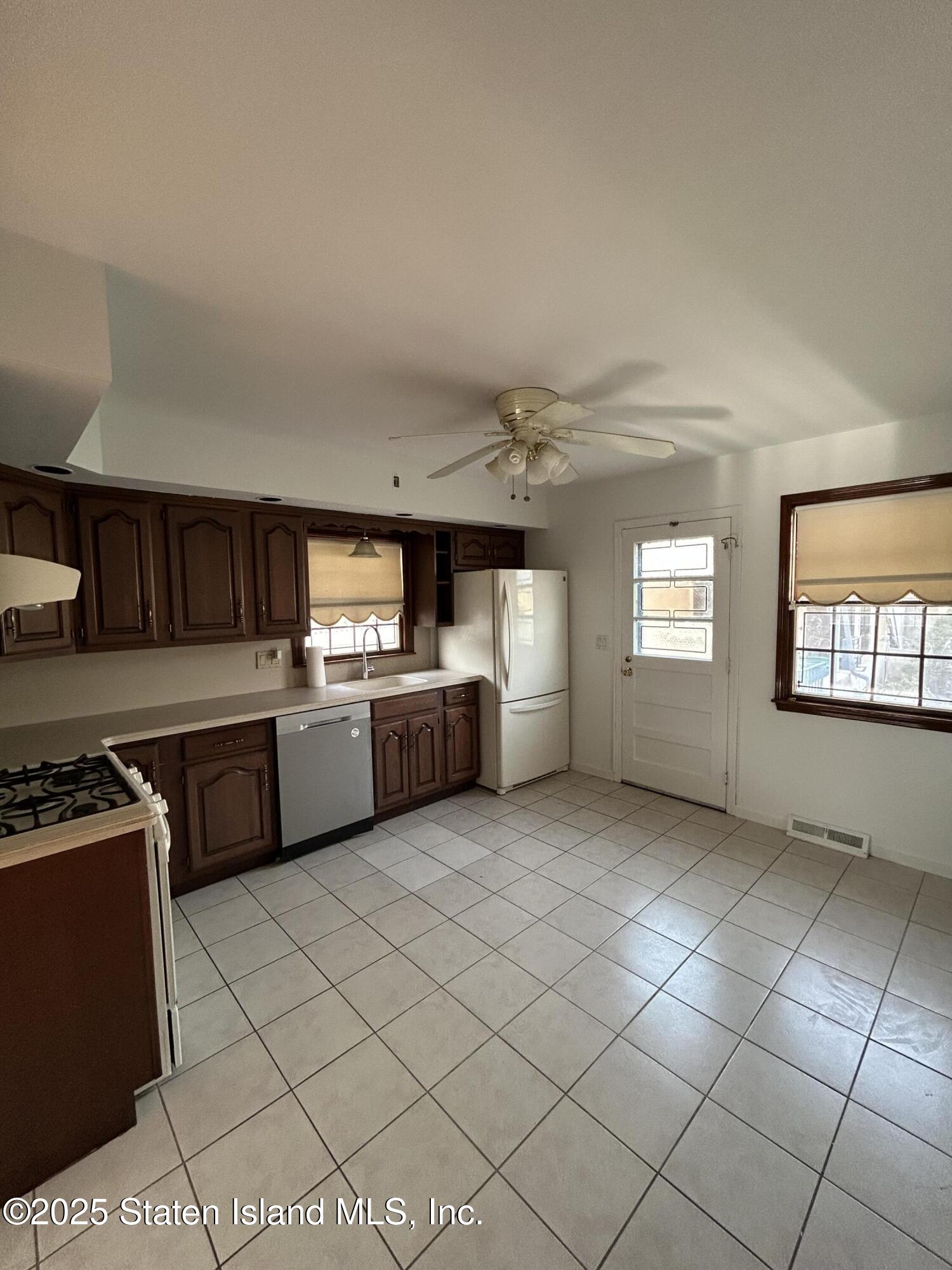 173 Rome Avenue Staten Island, NY 10304 - Photo 9 of 28 IMG_2494 2