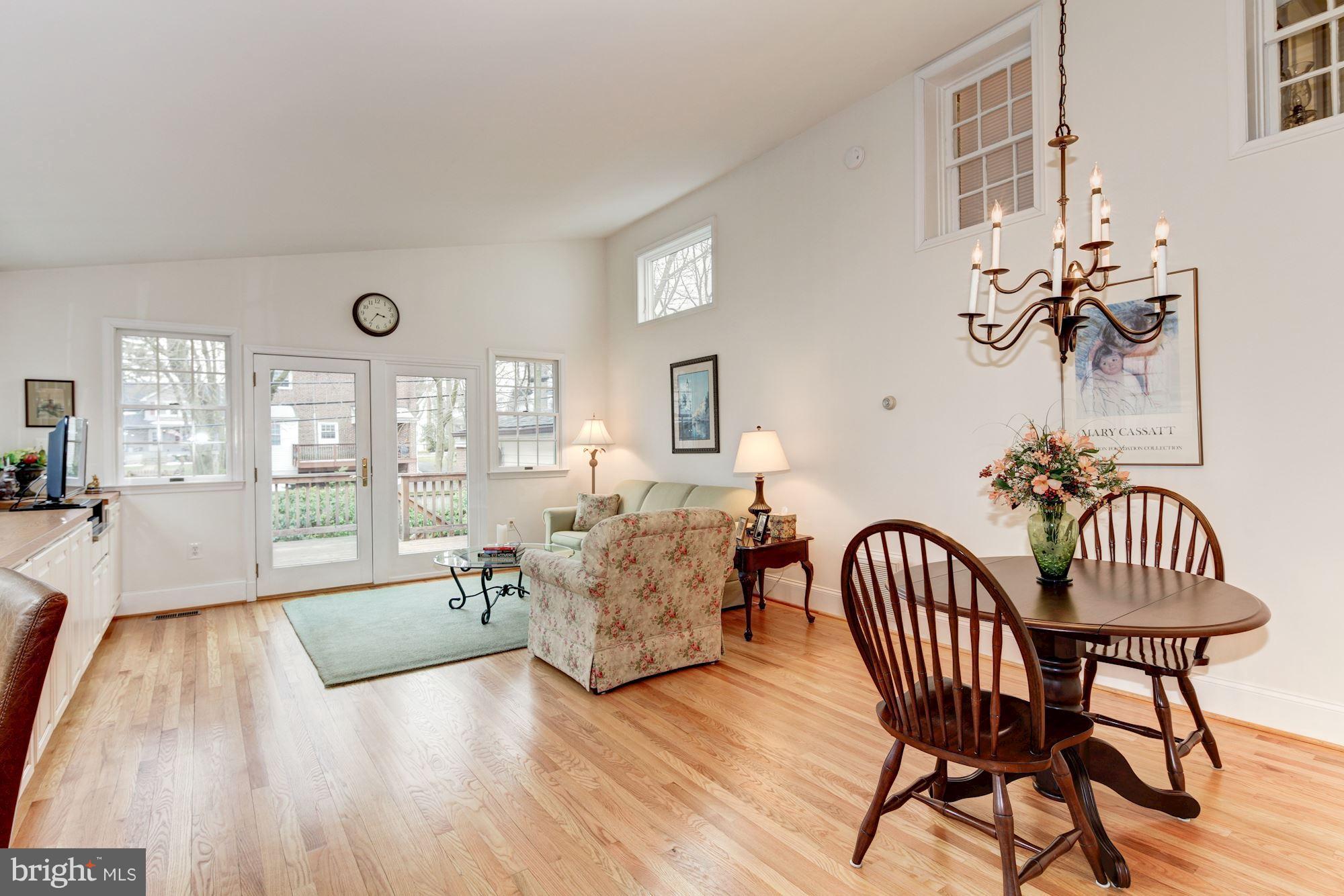 619 Kingston Road Baltimore, MD 21212 - Photo 10 of 30 Huge space with vaulted ceiling. Breakfast area.